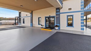 A modern building with a flat roof, a covered entrance area, and a number '2550' on the wall. - Days Inn by Wyndham Cleveland TN (Cleveland)