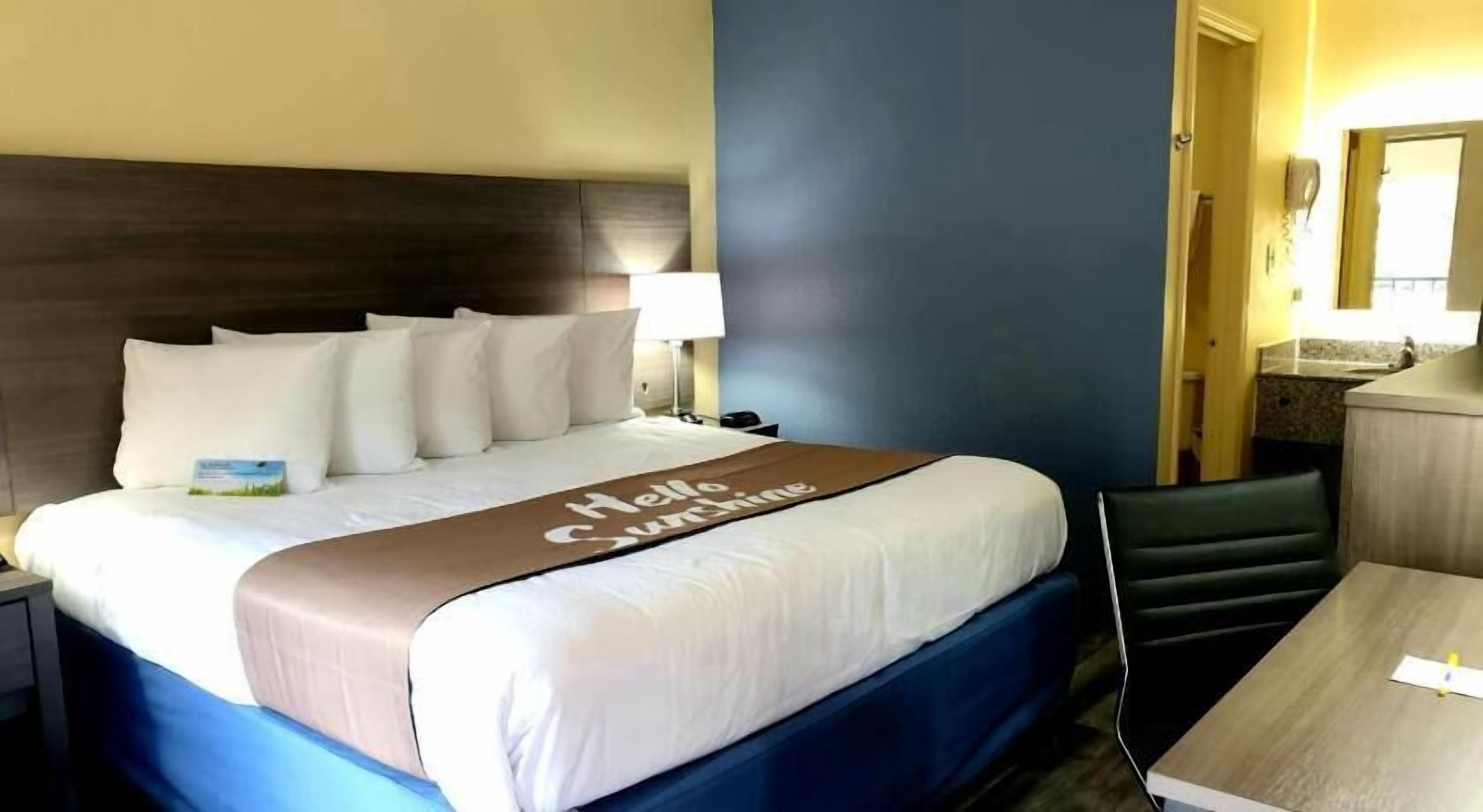 高档床上用品、客房内保险箱、办公桌、熨斗/熨衣板