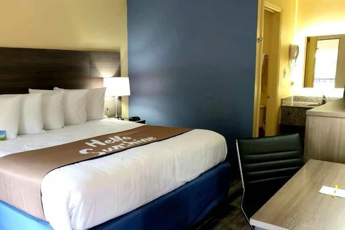 Premium bedding, in-room safe, desk, iron/ironing board