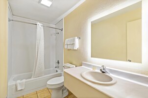 Suite estudio, 1 cama de matrimonio grande, no fumadores | Baño | Ducha y bañera combinadas y artículos de higiene personal de diseño