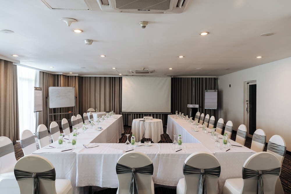 Cinnamon Lakeside Colombo by null