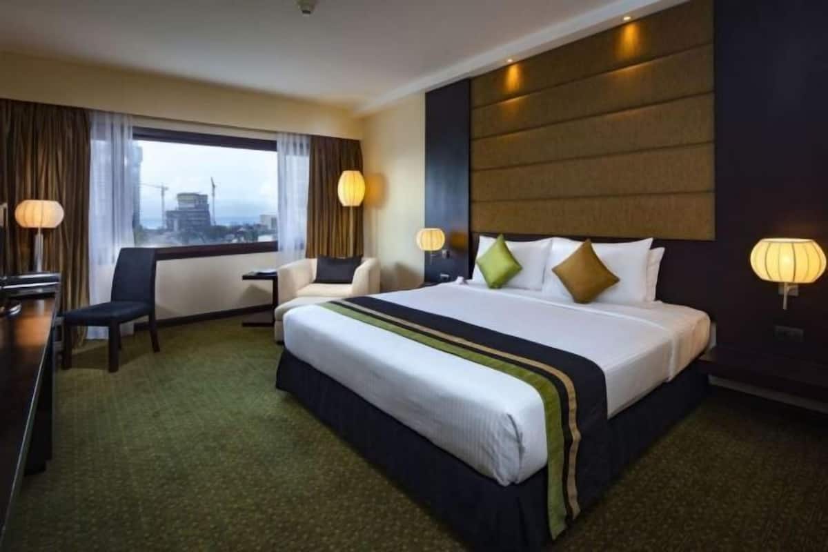 Premium bedding, down duvets, pillow-top beds, minibar