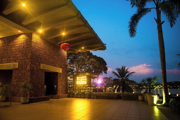5 bars/lounges, poolside bar