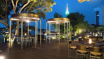 5 bars/lounges, poolside bar