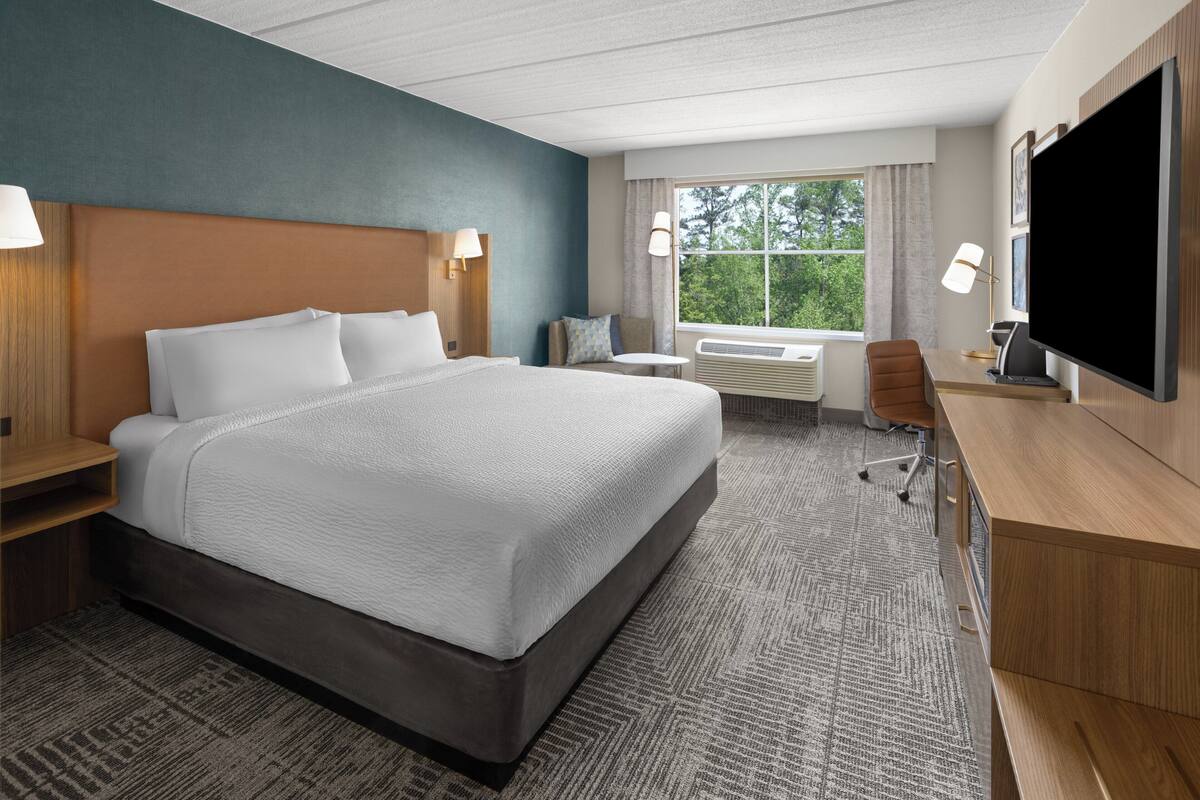Standard Room, 1 King Bed | Premium bedding, pillowtop beds, desk, blackout drapes