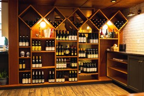 Une cave à vin avec des étagères en bois et des bouteilles de vin.