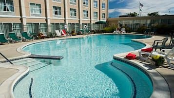 Piscina all'aperto, lettini