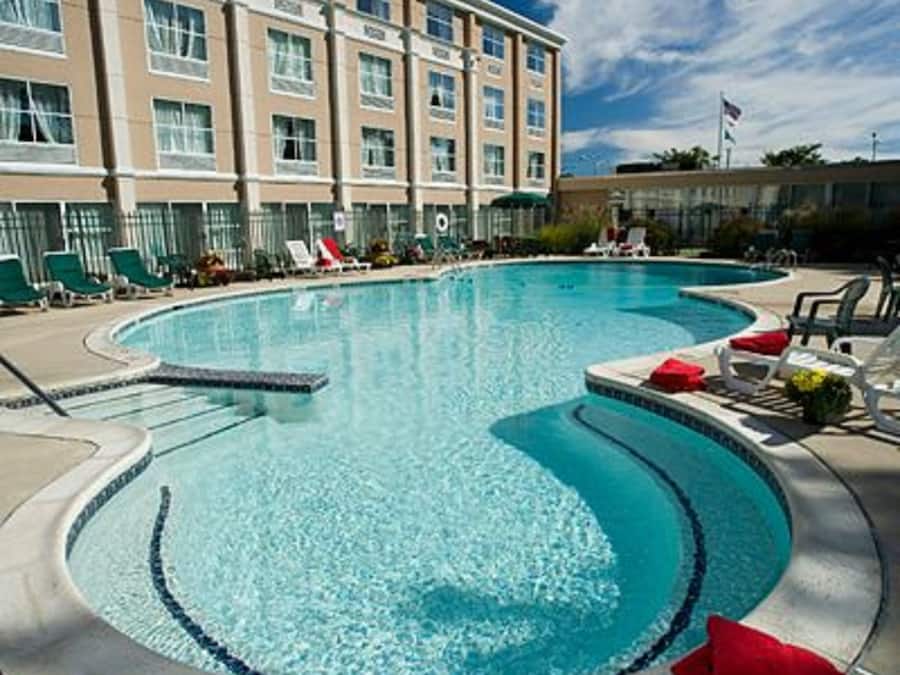 Outdoor pool, pool loungers