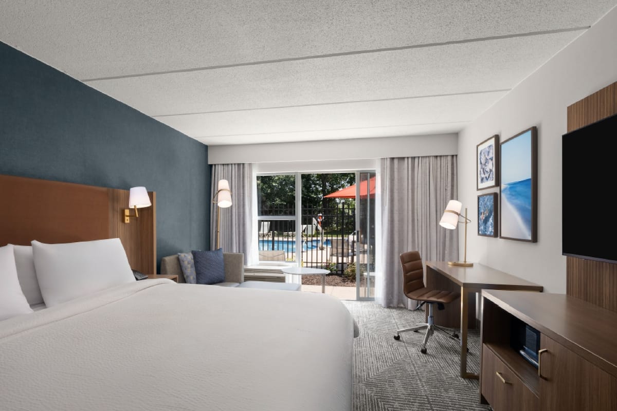 Standard Room, 1 King Bed, Pool View | Premium bedding, pillowtop beds, desk, blackout drapes