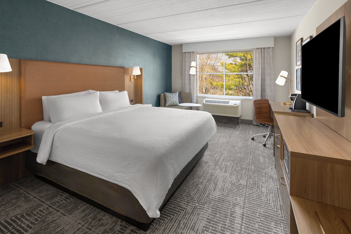 Standard Room, 1 King Bed | Premium bedding, pillowtop beds, desk, blackout drapes