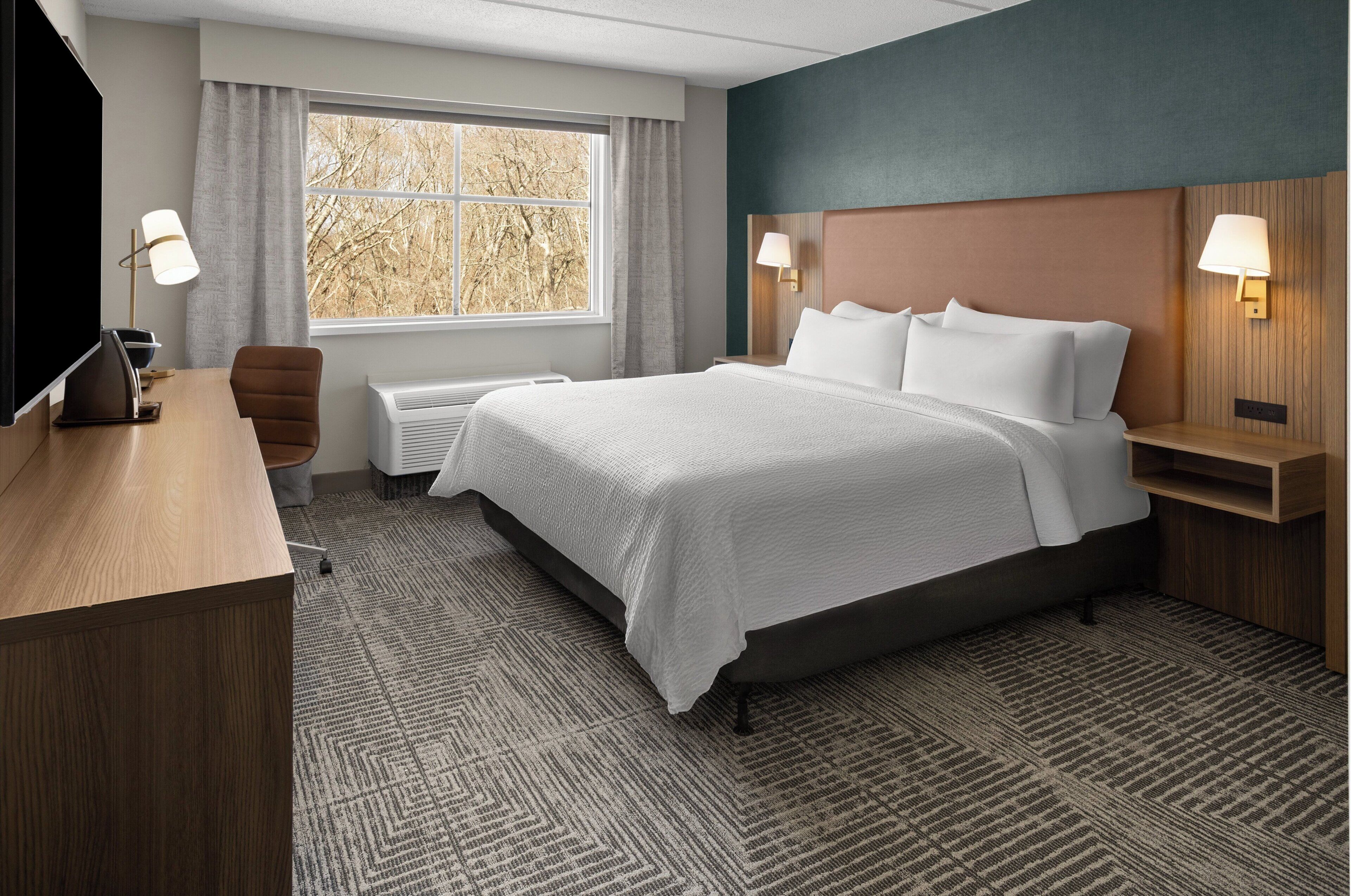 Standard Room, 1 King Bed, Accessible (Communications Accessible) | Premium bedding, pillowtop beds, desk, blackout drapes