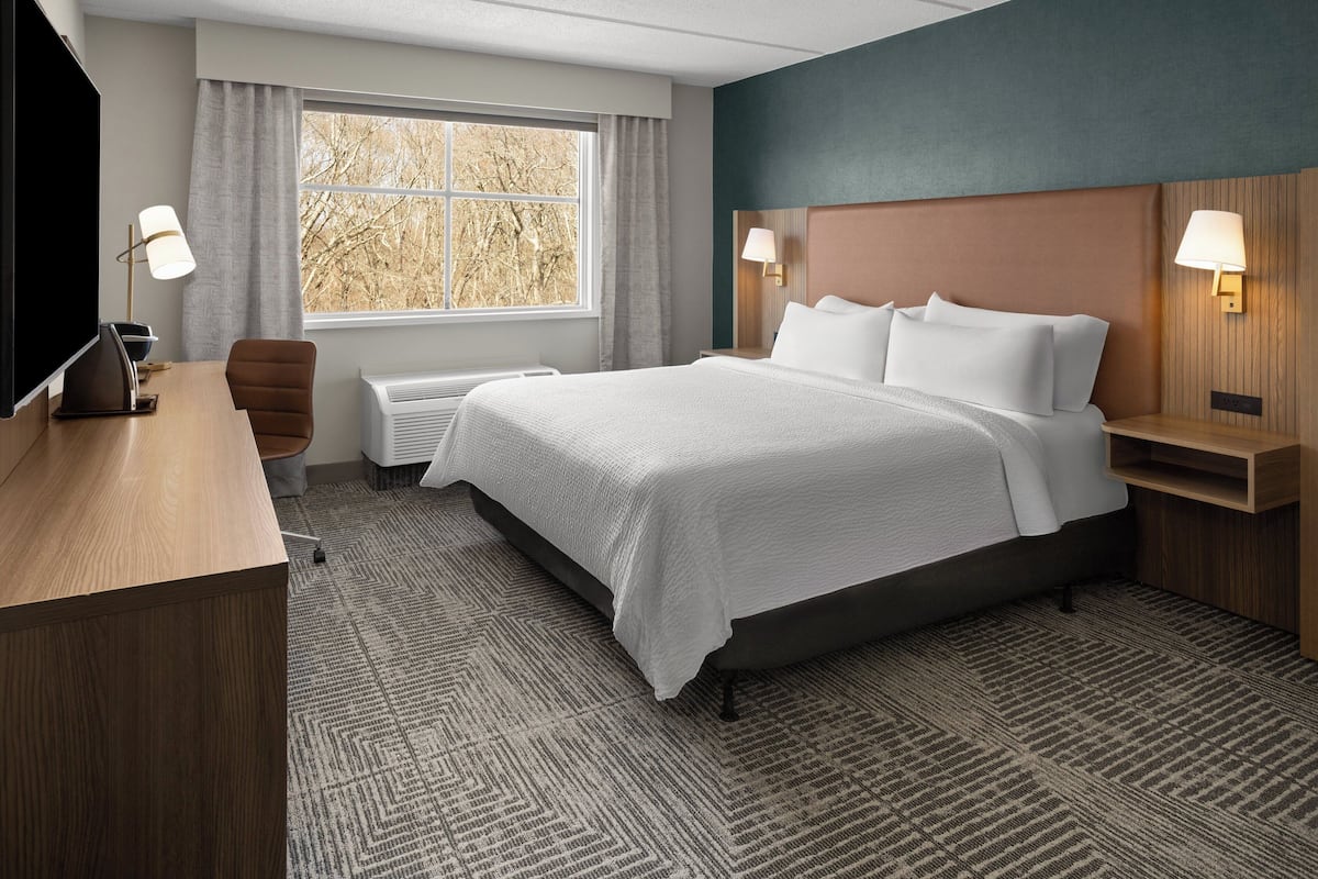 Standard Room, 1 King Bed, Accessible (Communications Accessible) | Premium bedding, pillowtop beds, desk, blackout drapes