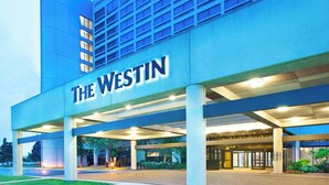 Ein Hotel Eingang mit einem auffälligen Schild, auf dem "The Westin" steht.