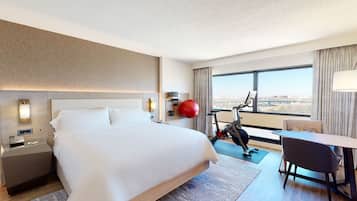 Room, 1 King Bed, Non Smoking | Premium bedding, down comforters, pillowtop beds, in-room safe