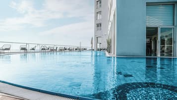 Piscine intérieure, piscine extérieure en saison