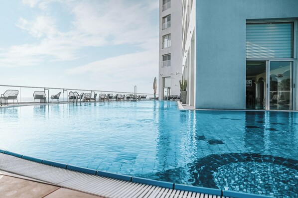 Piscine intérieure, piscine extérieure en saison