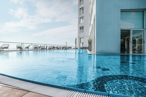 Een binnenzwembad en een seizoensgebonden buitenzwembad