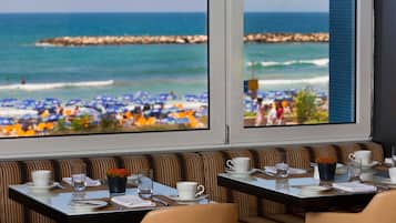 2 restaurants; breakfast, lunch, and dinner served
