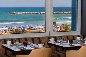 2 restaurants; breakfast, lunch, and dinner served - Dan Tel Aviv (Tel Aviv)