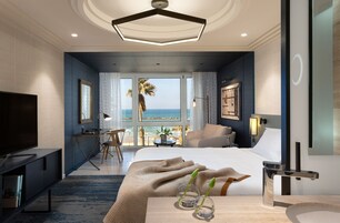 Minibar, caja de seguridad en la habitación y escritorio