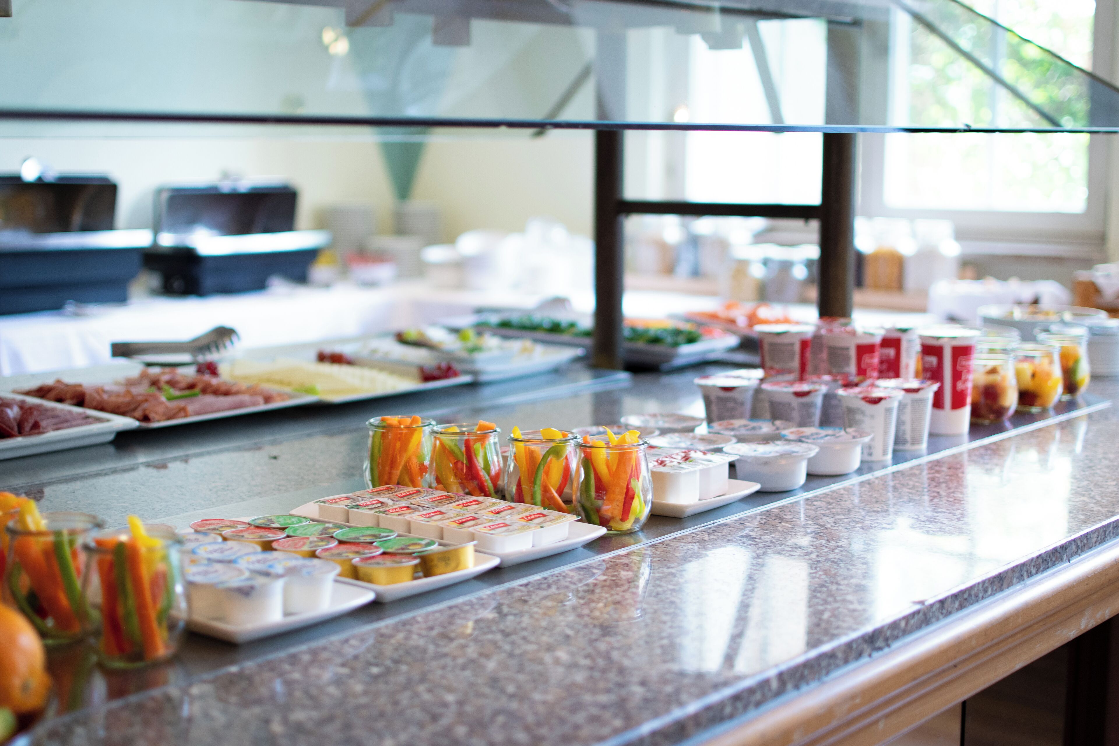 Ein reichhaltiges Buffet mit verschiedenen Speisen und Getränken.