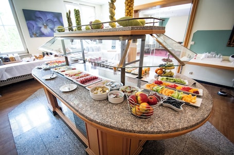 Tägliches Frühstücksbuffet gegen Gebühr. Taste Hotel Kulmbach