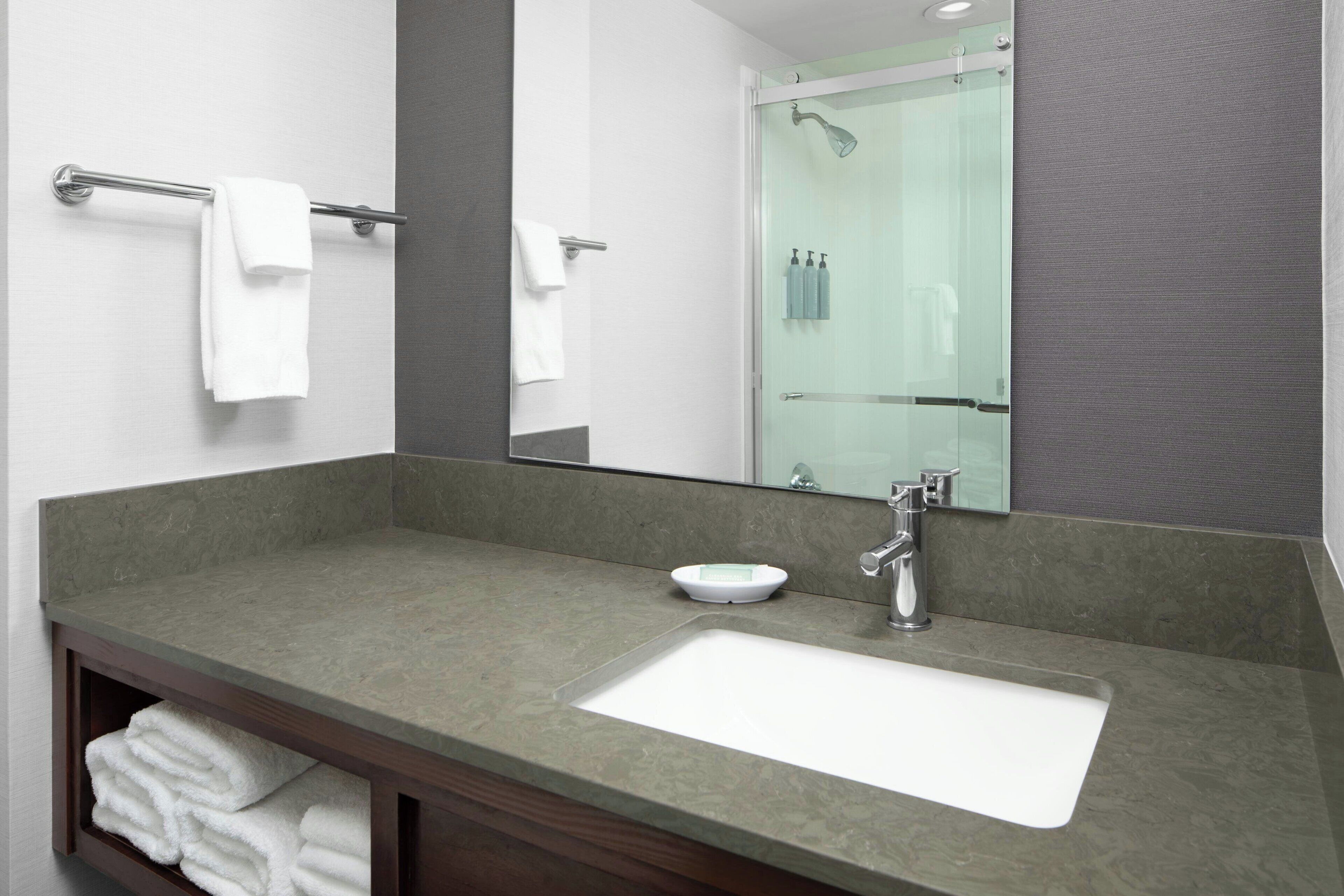 combined shower/bathtub, eco-friendly toiletries, hair dryer, towels