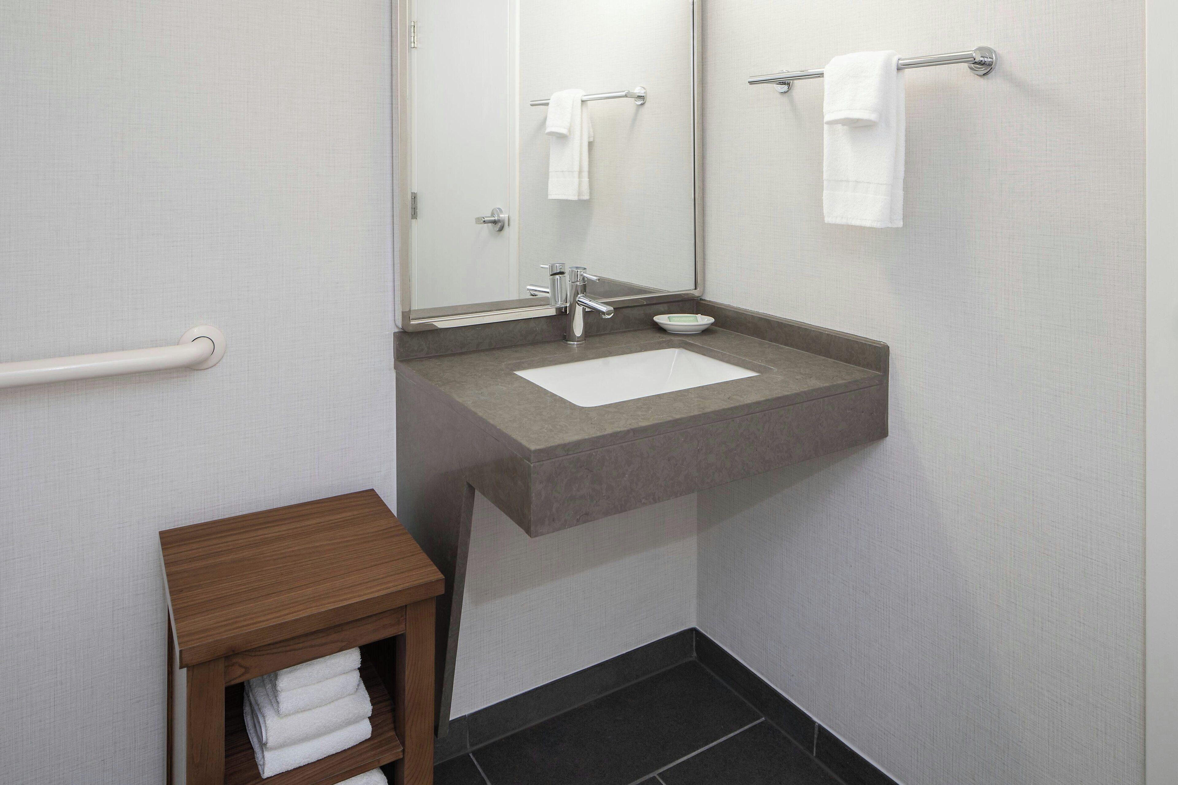 combined shower/bathtub, eco-friendly toiletries, hair dryer, towels