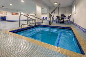 Indoor pool - Howard Johnson Plaza Hotel by Wyndham Ocean City Oceanfront (Ocean City)