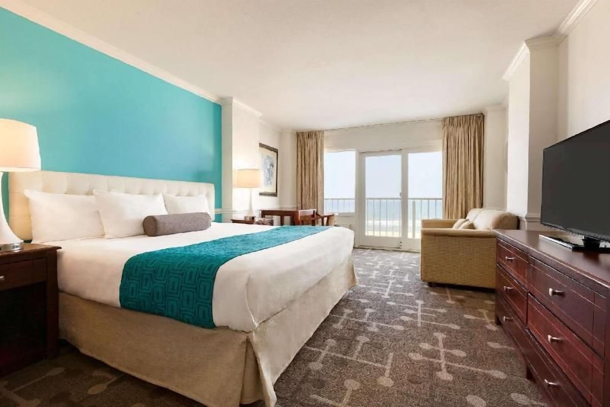 Premium bedding, in-room safe, desk, blackout curtains
