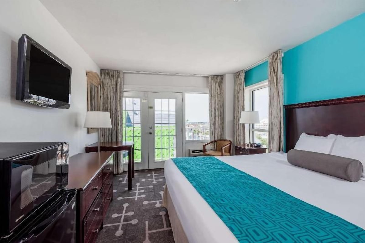 Premium bedding, in-room safe, desk, blackout curtains