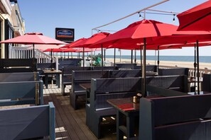 Breakfast, lunch and dinner served - Howard Johnson Plaza Hotel by Wyndham Ocean City Oceanfront (Ocean City)