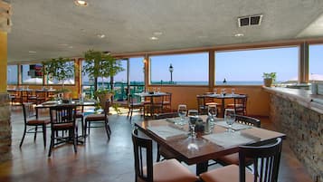 Serveert ontbijt, lunch en diner