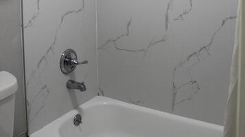Ensemble douche/baignoire, articles de toilette écologiques