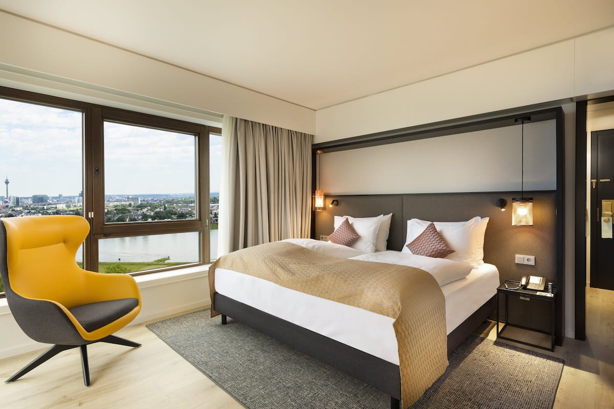 Hypo-allergenic bedding, in-room safe, laptop workspace, blackout drapes