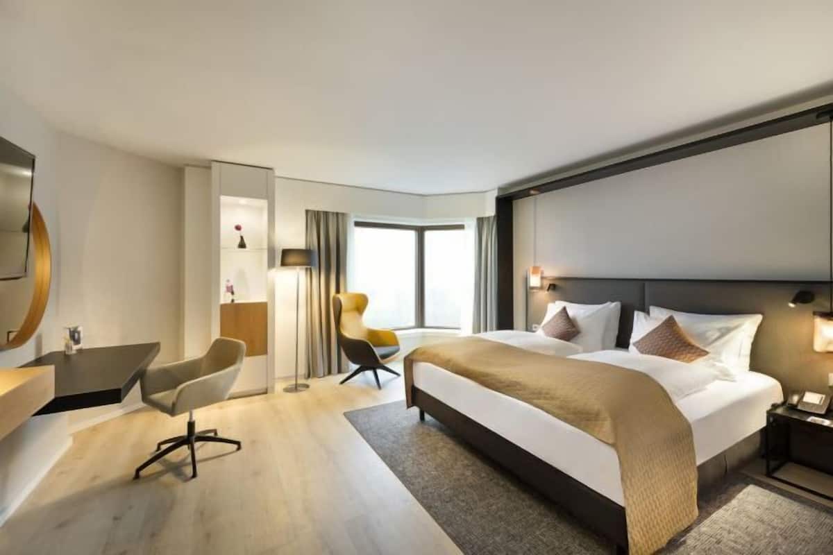 Hypo-allergenic bedding, in-room safe, laptop workspace, blackout drapes