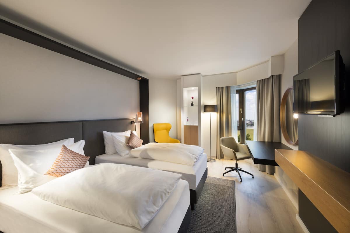 Hypo-allergenic bedding, in-room safe, laptop workspace, blackout drapes