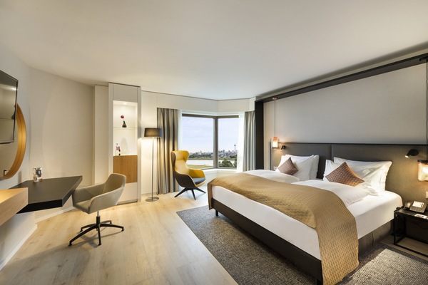 Hypo-allergenic bedding, in-room safe, laptop workspace, blackout drapes