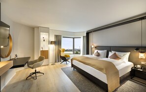 Premium Room, 1 King Bed, River View | Hypo-allergenic bedding, in-room safe, laptop workspace - Crowne Plaza Düsseldorf-Neuss by IHG (Neuss)