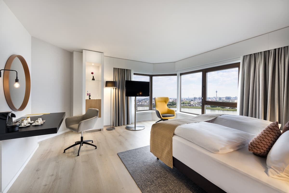 Hypo-allergenic bedding, in-room safe, laptop workspace