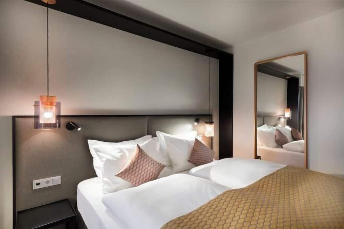 Hypo-allergenic bedding, in-room safe, laptop workspace, blackout drapes