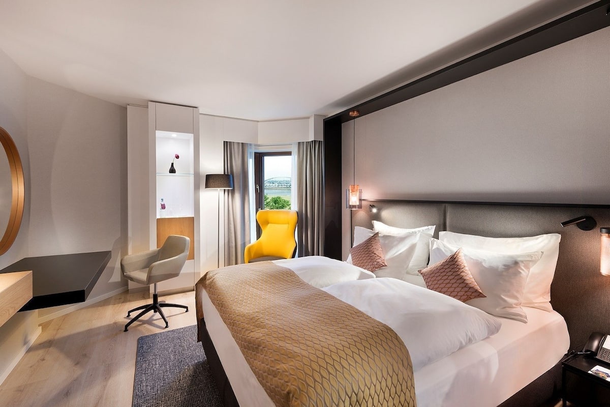 Hypo-allergenic bedding, in-room safe, laptop workspace