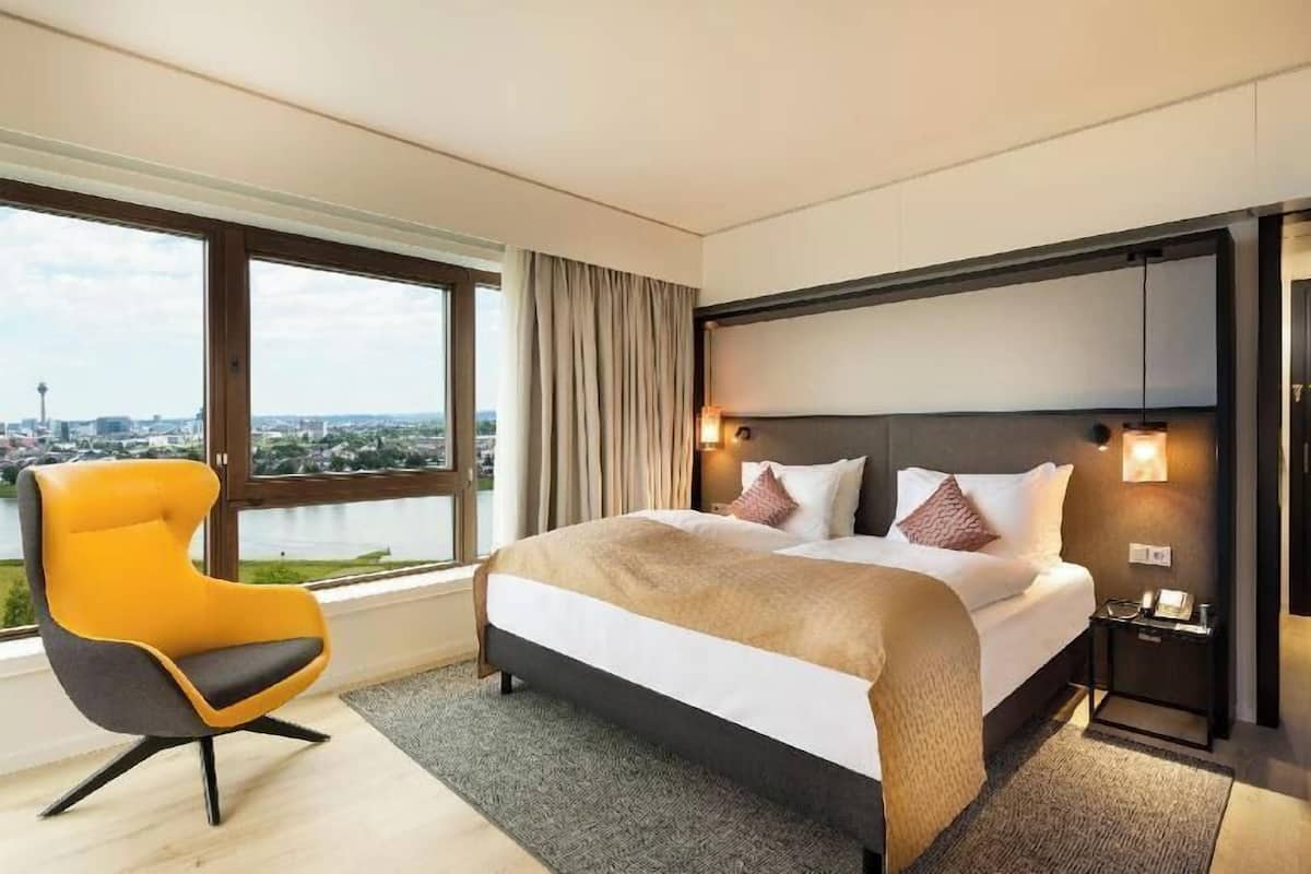 Hypo-allergenic bedding, in-room safe, laptop workspace