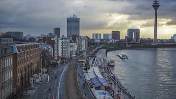 Un paseo marítimo con edificios, una torre y un puente.