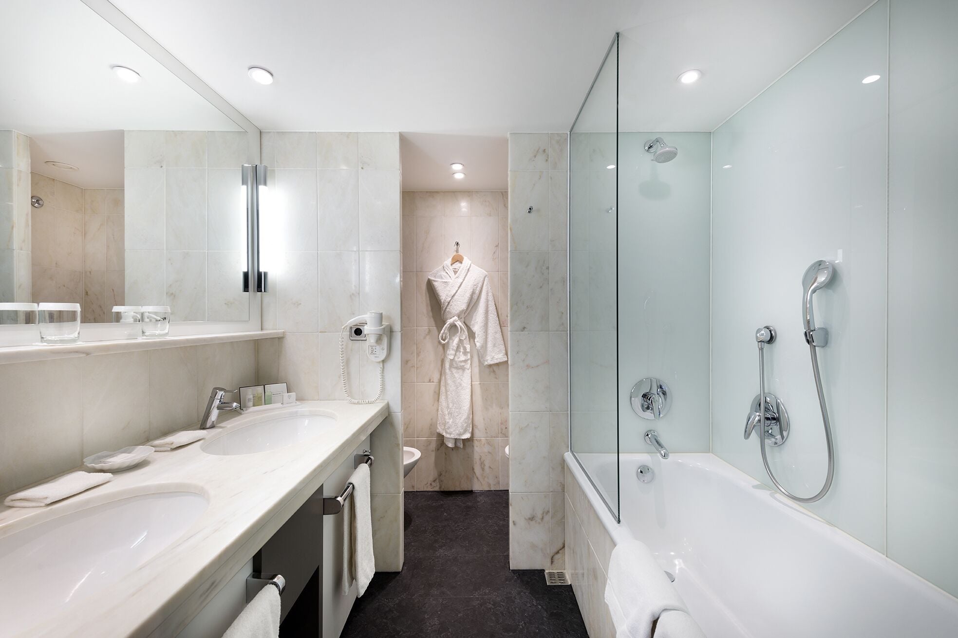 Combined shower/bathtub, deep-soaking bathtub, eco-friendly toiletries