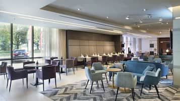 Serves lunch and dinner