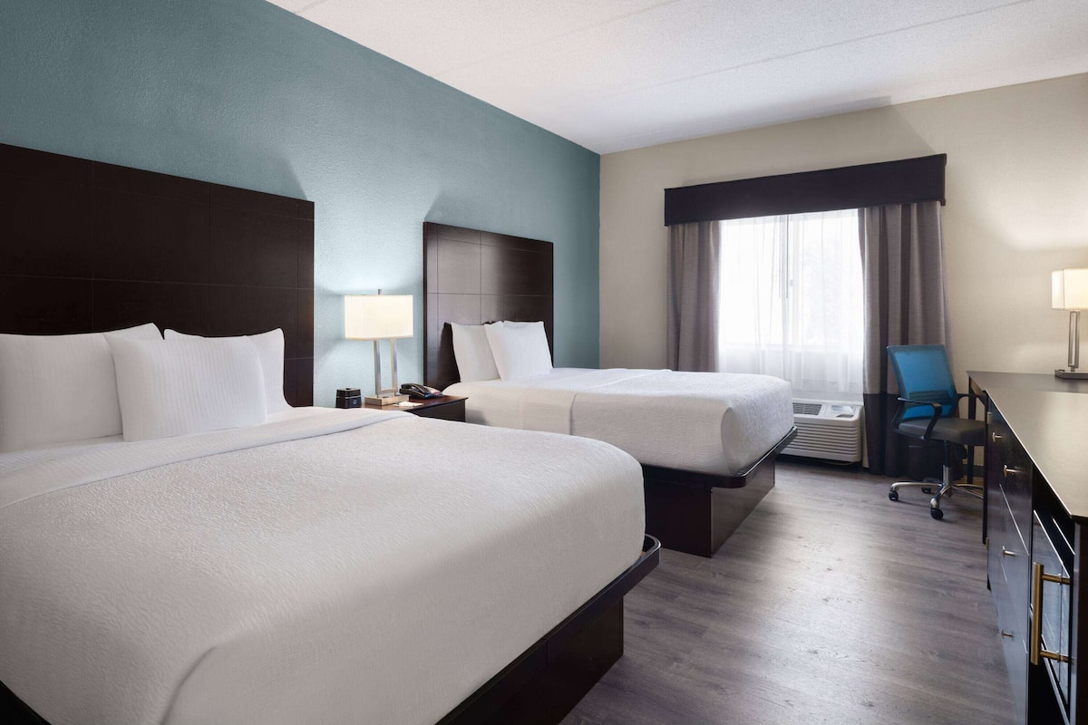 Zimmer, 2 Queen-Betten, barrierefrei, Nichtraucher (Tub w/Grab Bars, Pet-Friendly) | Hochwertige Bettwaren, Schreibtisch, Verdunkelungsvorhänge