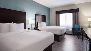 Quarto, 2 camas Queen, acessível, para não fumantes (Tub w/Grab Bars, Pet-Friendly) | Roupas de cama premium, escrivaninha, cortinas blackout