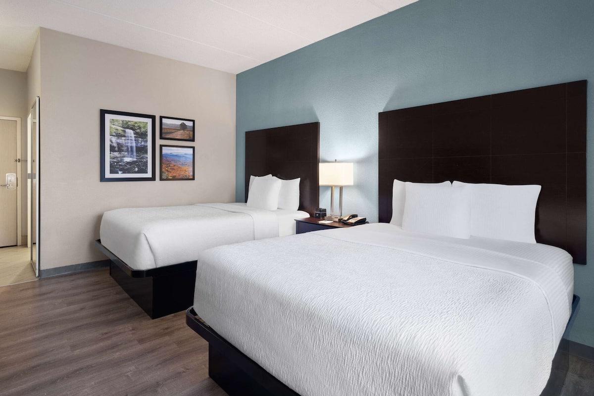Zimmer, 2 Queen-Betten, Nichtraucher (Pet-Friendly) | Hochwertige Bettwaren, Schreibtisch, Verdunkelungsvorhänge