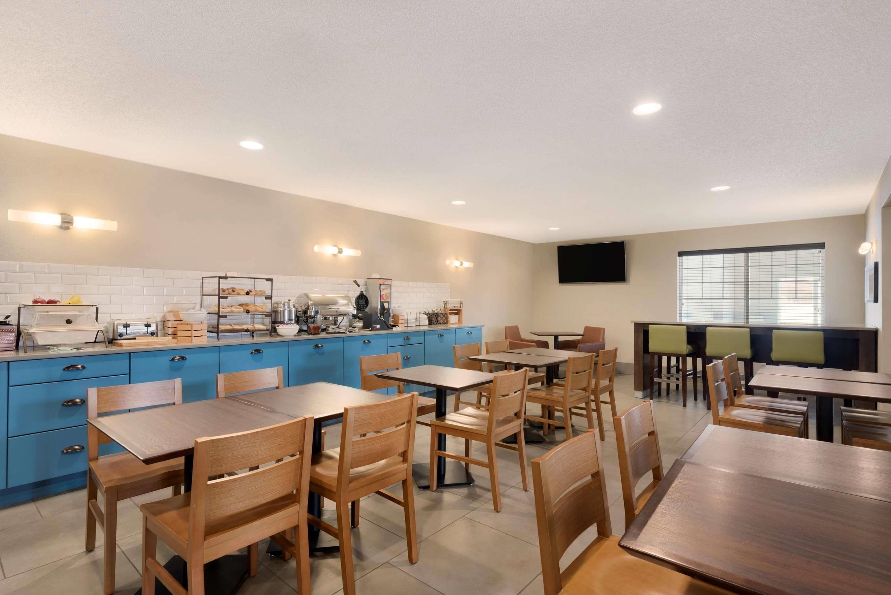 free daily self-service breakfast